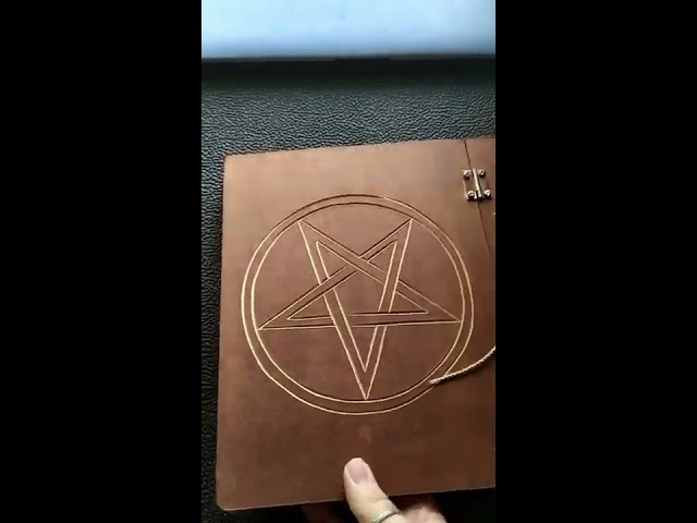 Vídeo relacionado con Keskin Diario de Grimorio de cuero hecho a mano, libro de hechizos de sombras para brujería, wicca, diario de brujas y cuaderno, diario vintage en blanco para hechizos y notas rituales, 18 x 12 cm