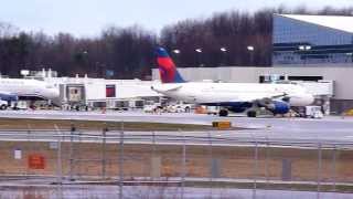 preview picture of video 'Early morning departures at Portland Jetport'