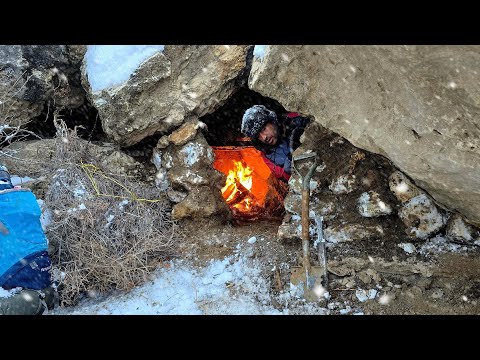 Snow storm bushcraft survival shelter campsite wite fireplace.extreme snowy Winter camping/ASMR