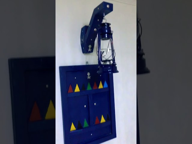 شباك تراثي أزرق غامق مع فانوس لازرق غامق مع قاعده...