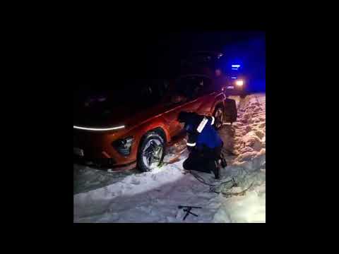 Intervenție contra cronometru la Șugag. Familie salvată de jandarmii montani după ce a rămas blocată