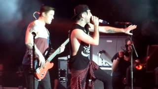 The Irony of Choking on a Lifesaver - All Time Low (London O2)