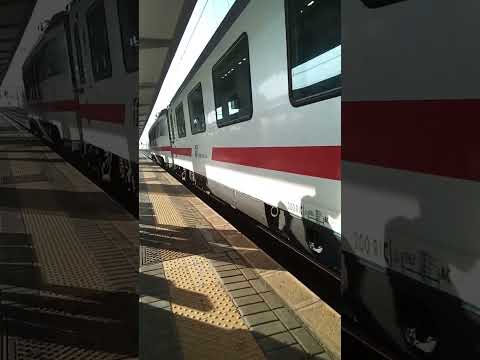 Intercity in partenza alla stazione di paola