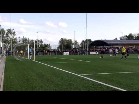 Asperen-Streefkerk: Andy van Vugt maakt 1-1 uit een penalty