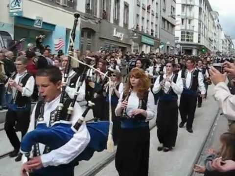 Le printemps des sonneurs à Brest 9 - BAGAD LANDI YouTube.flv