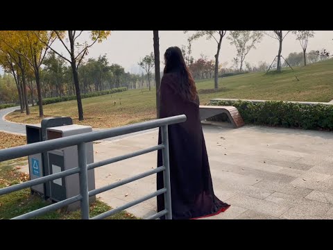 伪装拘束 Bondage under clothes 美女在户外公园散步，在古风马面裙和披风下完美隐藏拘束的绳子和镣铐