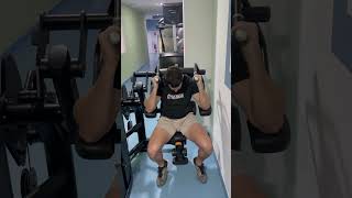 CRUNCH EN MÁQUINA SENTADO