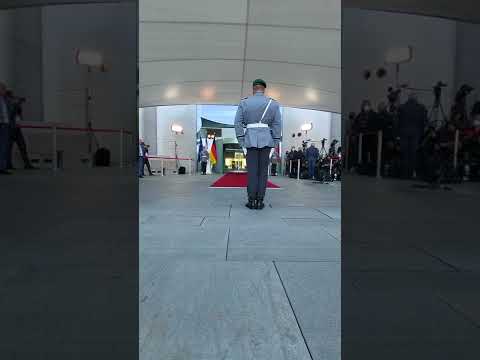 Einmarsch Ehrenposten Bundeskanzleramt