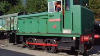 preview picture of video 'Barclay No.446 Kingswood moving off Low Loader at the Avon Valley Railway'