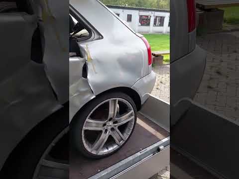 Mit 107 km/h gegen einen Baum gefahren - das zerstörte Unfallfahrzeug als mahnendes Beispiel