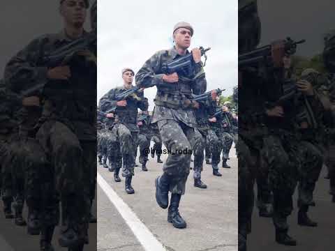 Desfile  da tropa  do 6º  Batalhão de Infantaria Leve