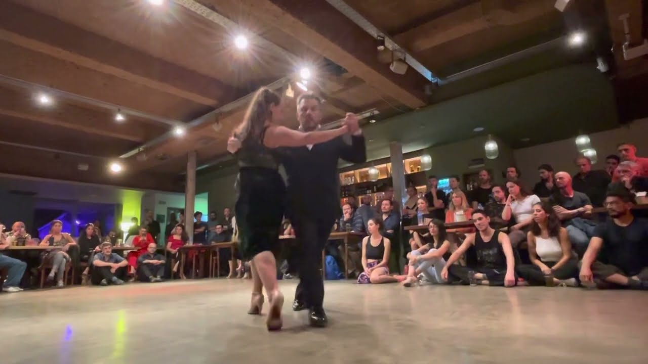 Video thumbnail for Silvina Valz y Fernando Galera @ Milonga Muy Martes 4/4/23 #2