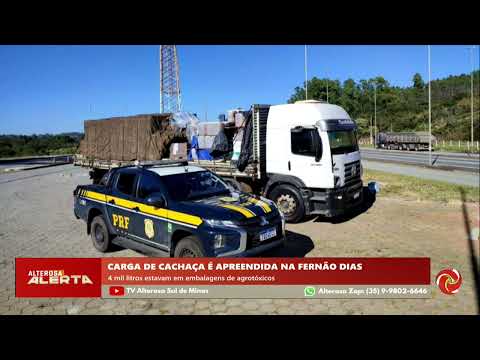 Equipes apreendem carga irregular de cachaça em Oliveira