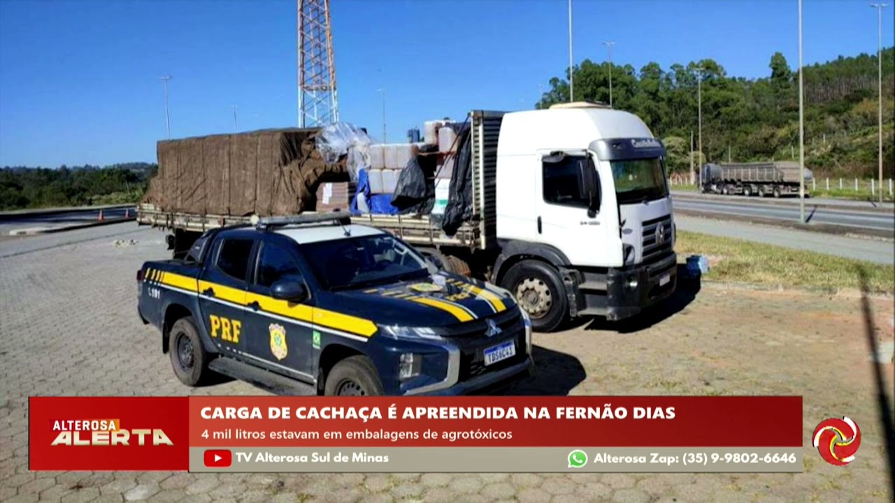 Equipes apreendem carga irregular de cachaça em Oliveira