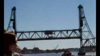 preview picture of video 'The Portsmouth Memorial Bridge rises. (2008) [Rock'n #5]'