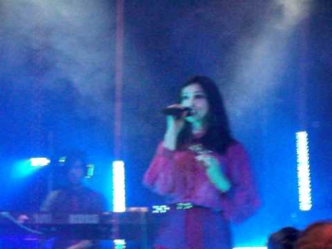 Sophie Ellis-Bextor arriving on stage/Dial My Number