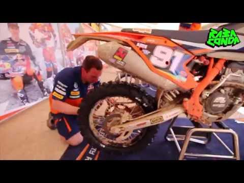 Nathan Watson tyre change at Enduro GP 2016 Rd1