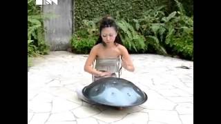Hermosa chica toca el Hang / Beautiful girl plays Hang