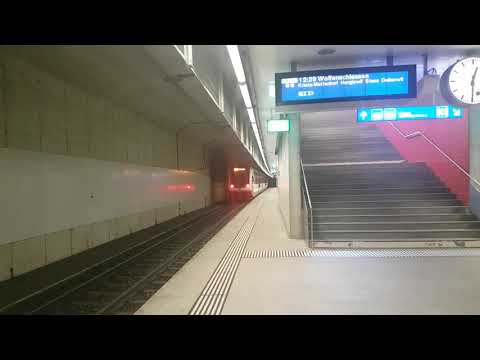 Ankunft in Luzern, Allmend/Messe und Abfahrt der S4 in Luzern, Allmend/Messe. (ZB ABeh 160 Fink)