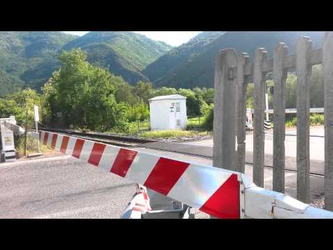 Passaggio a livello Pie di Moggio (RI) in HD// Level crossing