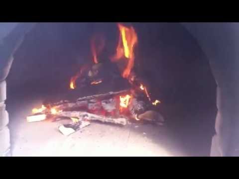 Anschüren / anfeuern eines Steinofens / Holzofen