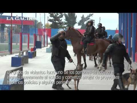 Los hinchas de Güemes se enfrentaron con la policía después del partido con San Martín