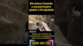 Ele estava fazendo a sua parte para ajudar e foi ajudado.