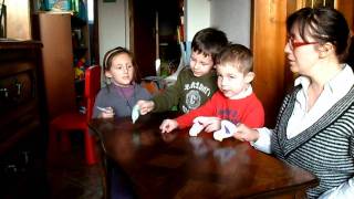 preview picture of video 'Activité petites poules chez Nanou et Séssé Assistants maternels à benfeld'