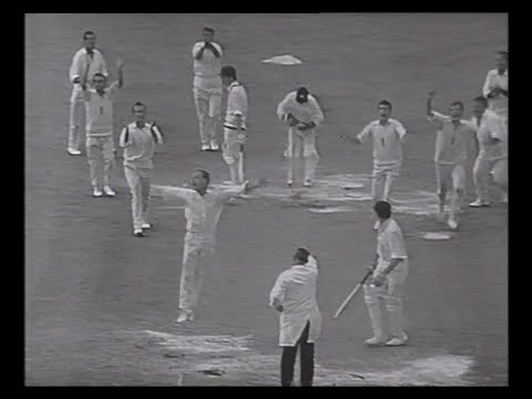 DEREK UNDERWOOD 7-50 ENGLAND v AUSTRALIA 5th TEST MATCH DAY 5 THE OVAL AUGUST 27 1968 RICHIE BENAUD