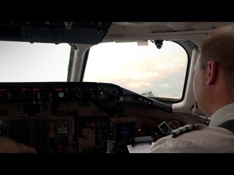 Scandinavian Airlines - McDonnell Douglas MD-82 Landing @ Munich Franz Josef Strauss (Cockpit View)
