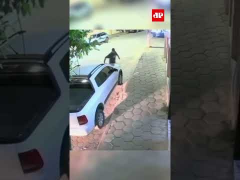 Carro fora de controle quase atropela secretário em Miradouro