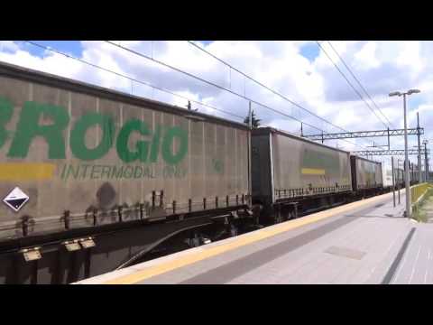 Treni in transito nella stazione di Gallarate (VA)