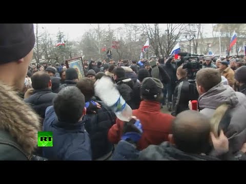 Simferopol: Gewalttägige Auseinandersetzung zwischen Demonstranten [Video aus YouTube]