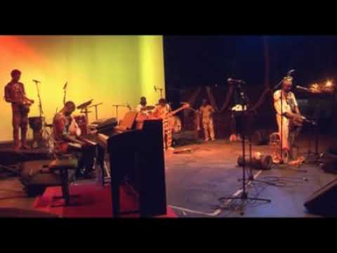 Jah Baba et son groupe dans Guidigbo : ÎlE AFRICA