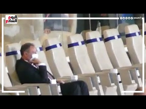 الصدمة والحزن يسيطران علي الخطيب عقب انتهاء الشوط الاول ويرفض الدخول لغرفة الضيافه