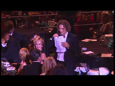 STARLITE GALA 2012: David Bisbal convence a Antonio Banderas para cantar a dúo