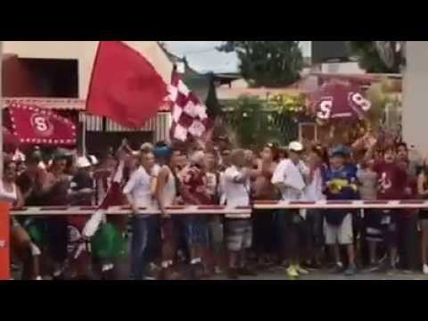 "Banderazo de la Ultra Morada-Saprissa previo al clasico semifinal" Barra: Ultra Morada • Club: Saprissa