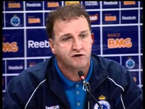 Cuca segura choro e fala até em 'repensar' envolvimento com o futebol.