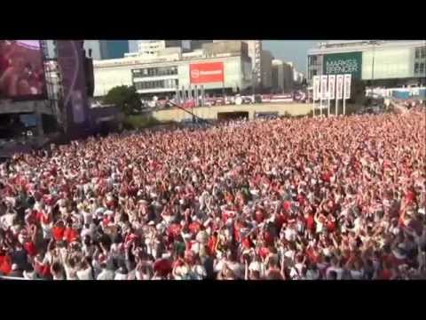 Hymn Polski w Strefie Kibica w Warszawie