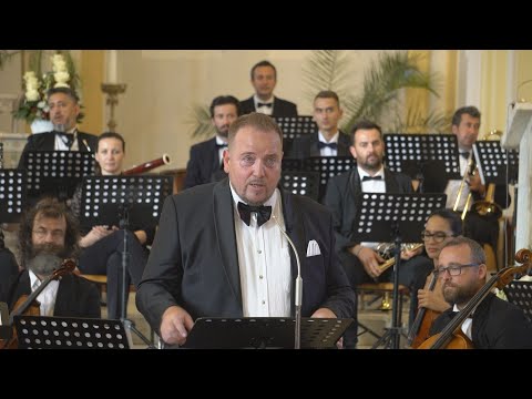 György Levente énekel a zetelaki Szent Kereszt Megtalálása Plébánia templomban