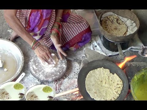 Hard Working Husband & Wife Selling Chatpata Tasty Jhunka Bhakar | स्वाद ऐसा जो गाँव की याद दिलाये