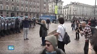 Una donna si mette tra le forze dell'ordine e gli studenti durante le manifestazioni a Torino
