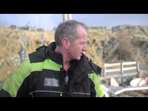 Tømmer og materialer driver i land på Karmøy