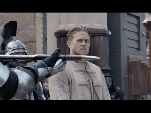 King Arthur - Il potere della spada - Clip dal film "Mostra al popolo il potere di Excalibur"
