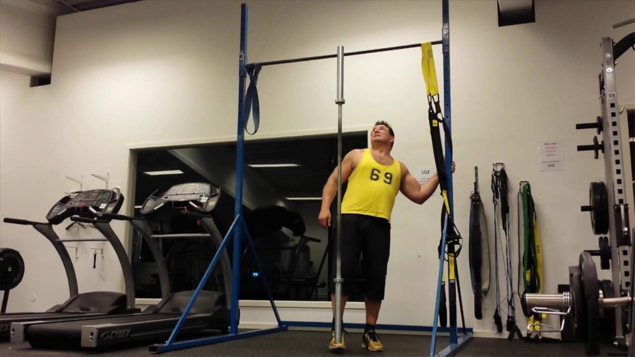 Balansera 20 kg OL-stång på foten