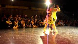 Julio Balmaceda and Corina De La Rosa bailando en Practica X en La Viru - un vals