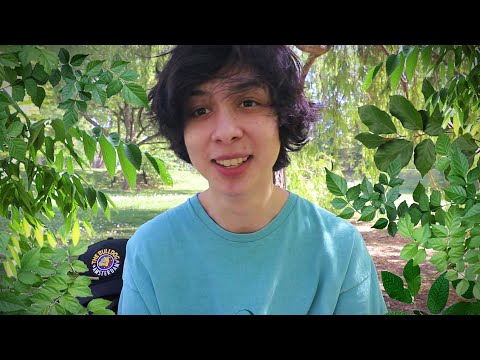 坐在外面談天說地 🌿 (sitting outside and talking about stuff 🌿)