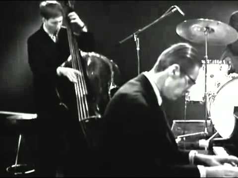 Bill Evans Trio - Waltz For Debby (LIVE)