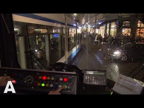 Vertraging voor trams door in de weg lopende toeristen