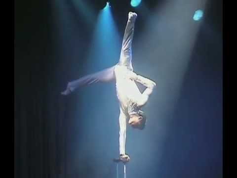Solo handstand act by Ivo 210 / www.maximaaa.com
